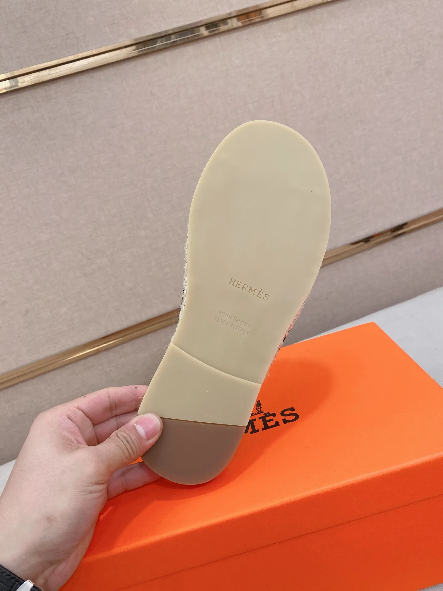 Factory price: 340💰high-end version. "HERMES" Hermès 💁♂️Men's casual slippers, compare the quality at the counter🧚🏿♂️ The upper is made of cowhide leather 🐊crocodile pattern workmanship, purely hand-drawn, raw rubber breathable and non-slip outsole, the inner is breathable and comfortable lambskin, the density is 100% comfortable, the original rubber outsole is wear-resistant and has a code number of 38-44. Can be customized 45-46-47💥🏆